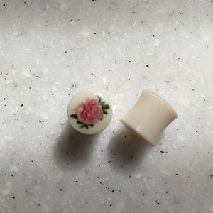 0g Ear stretch plugs, saddle plug, double flare